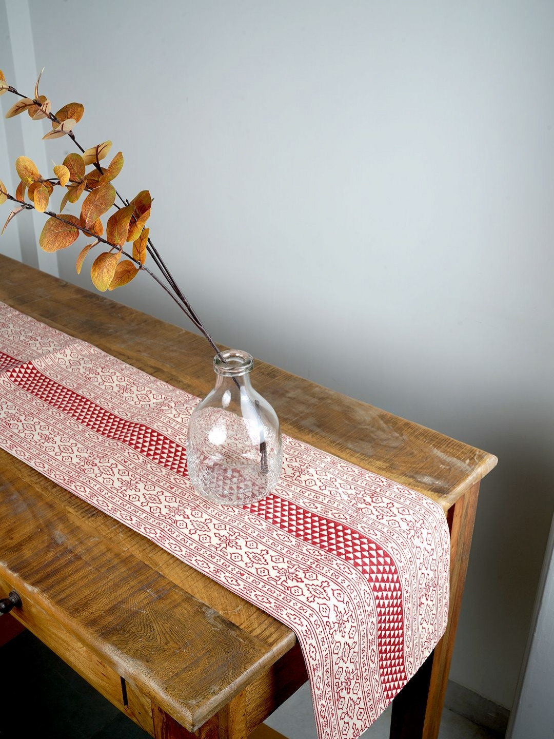 Ratan Cart White & Red Geometric Printed Cotton & Linen Rectangular Table Runner