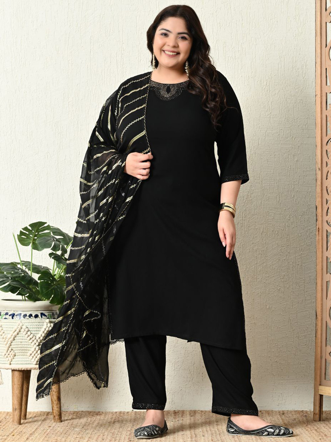 PrettyPlus by Desinoor.com Plus Size Ethnic Motifs Yoke Design Beads and Stones Kurta Set