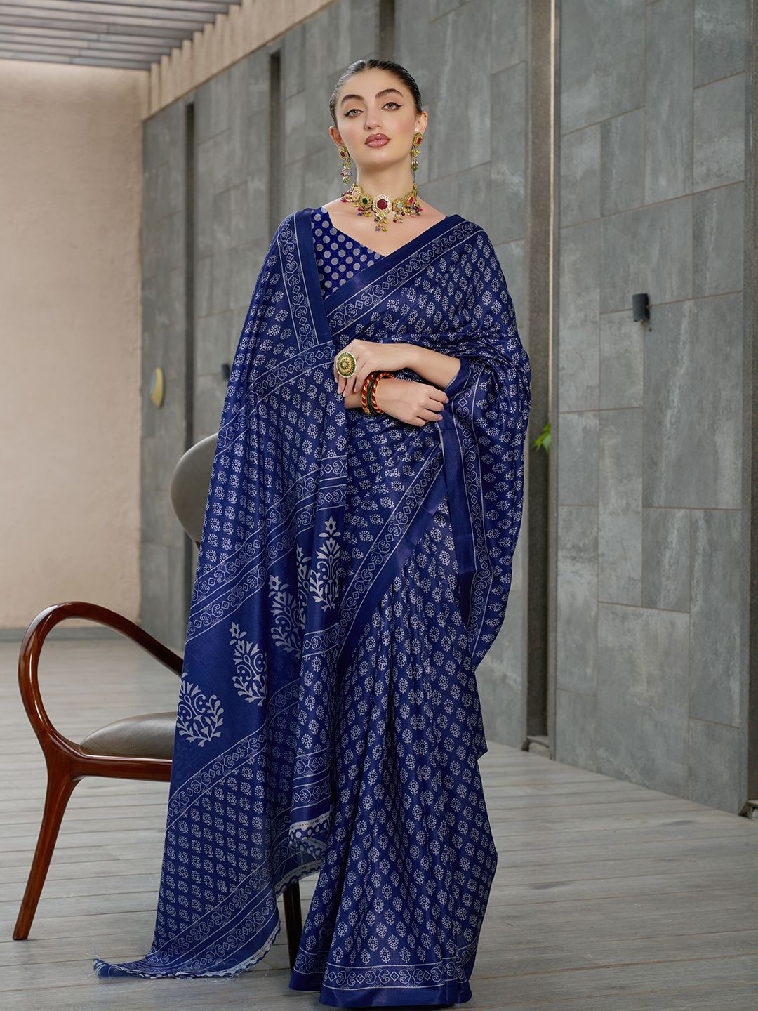 KAYOMMI Women Ajrak Silk Saree With Blouse Piece