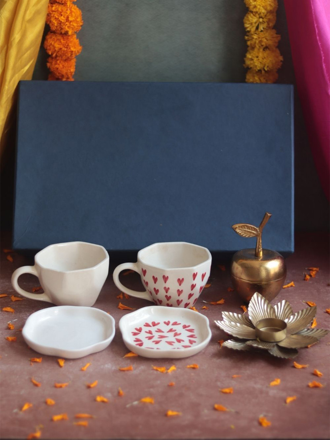 WEAVING HOMES White & Red 6 Pieces Sip & Sparkle Home Gift Set