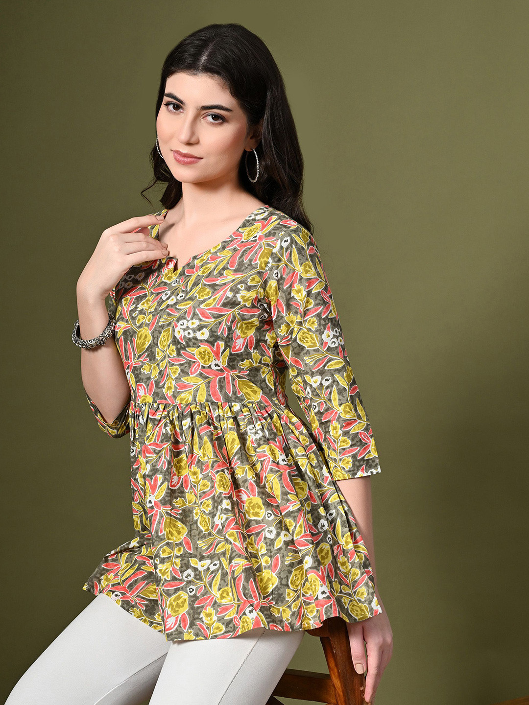 METAFAB Women Floral Printed V-Neck Top