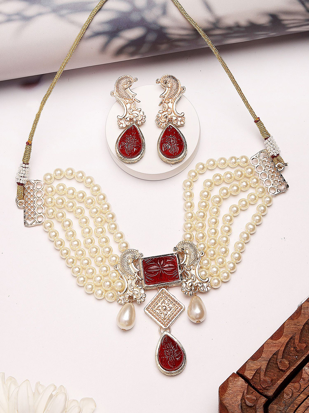 KARATCART Gold-Plated Carved Kundan Stone Studded & Pearls Beaded Choker Jewellery Set
