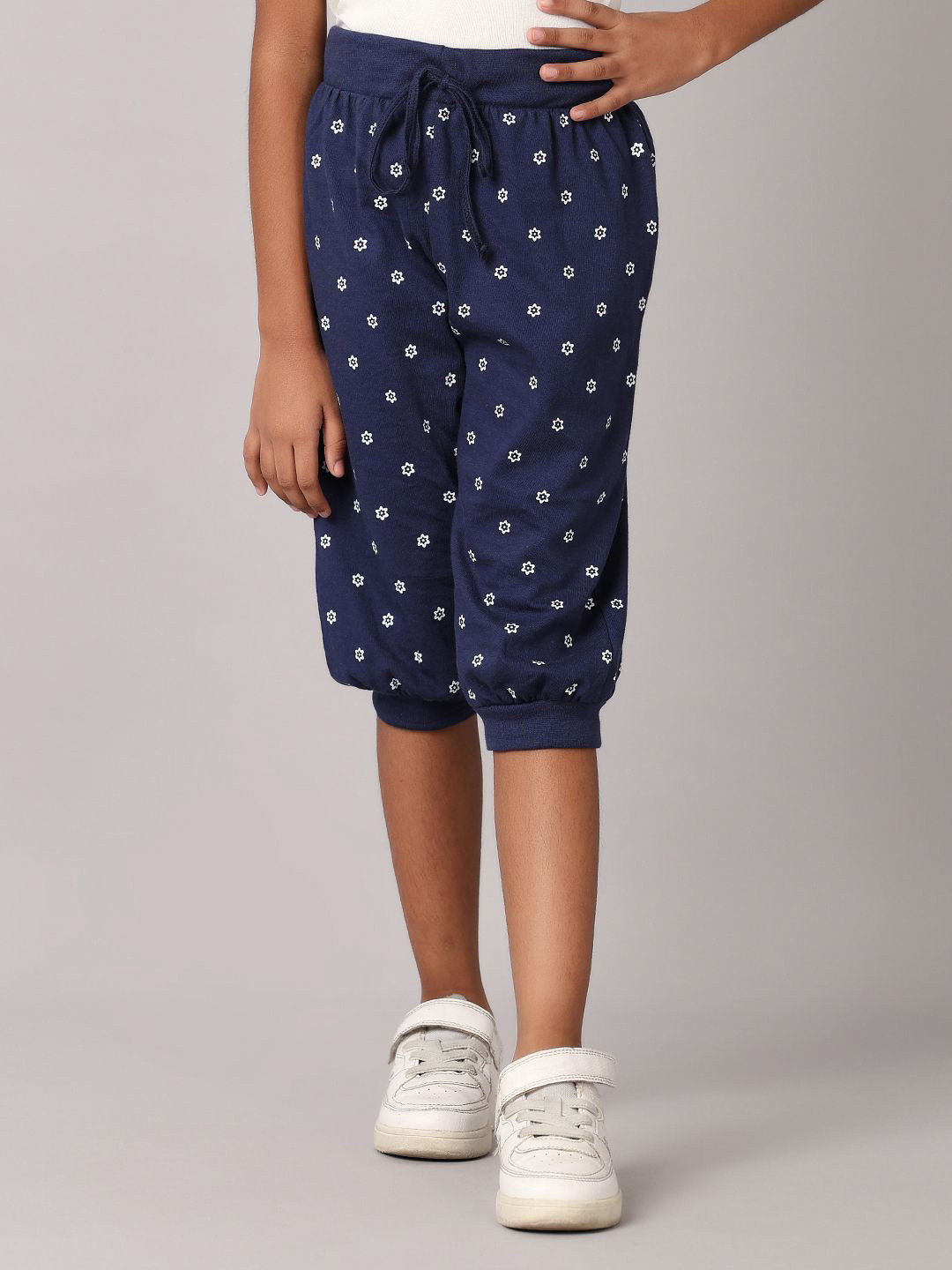 V-Mart Girls Printed Cotton Mid-Rise Regular Fit Capris