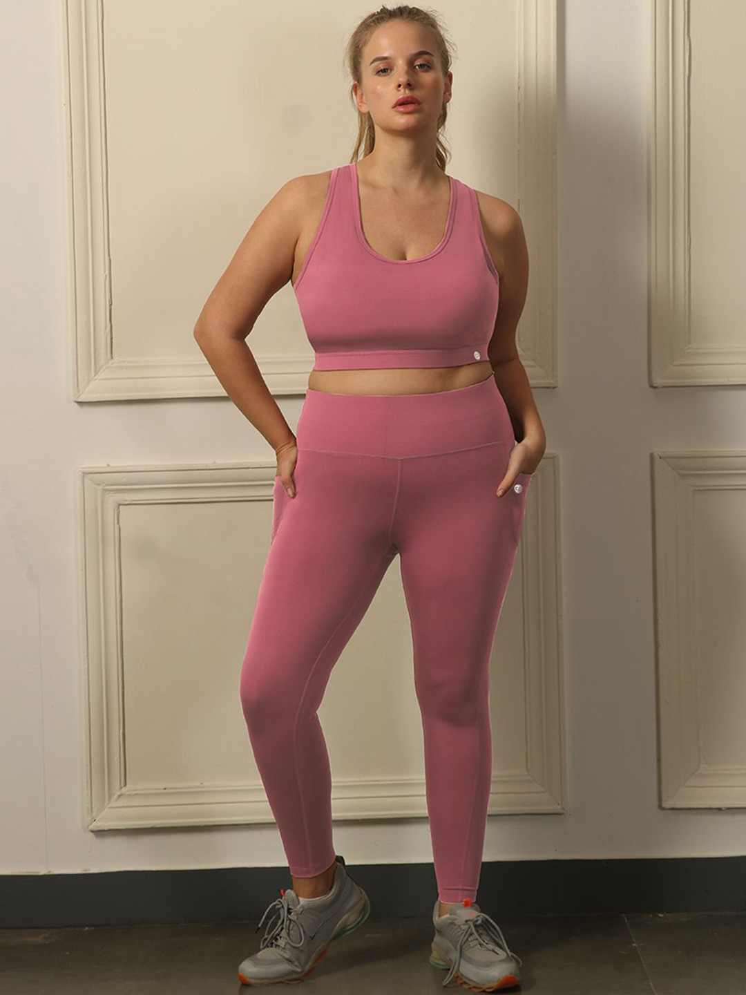 Soie Women Racerback Round Neck Sleeveless Tracksuits