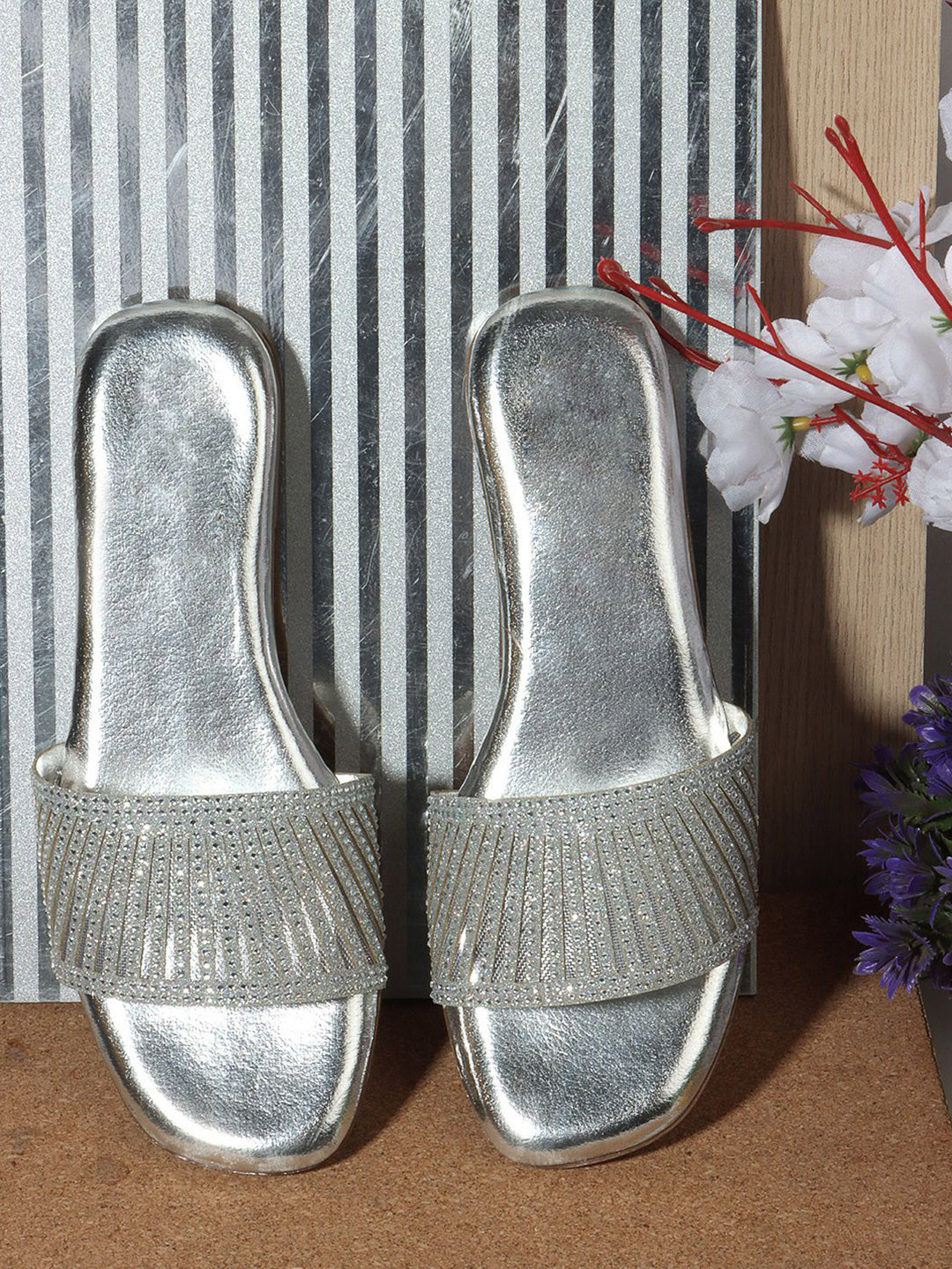 sneakers villa Women Silver One Toe Flats