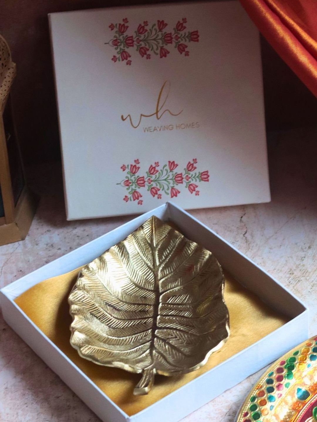 WEAVING HOMES Gold Toned Textured Ceramic Dishwasher Safe Leaf Food Platter