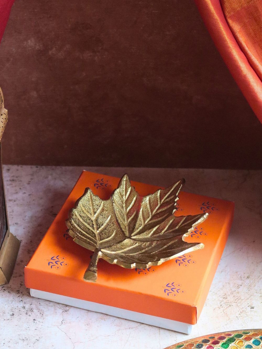 WEAVING HOMES Gold Toned Ceramic Leaf Patterned Dishwasher Safe Plate