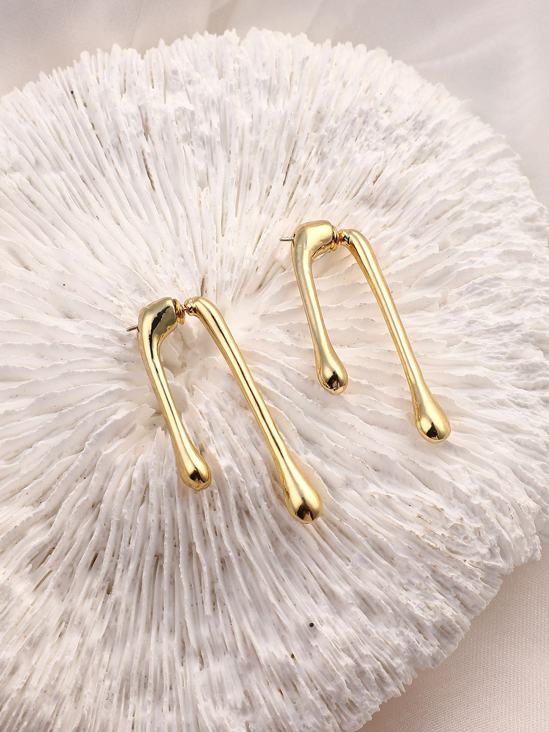 SOHI Gold-Plated Contemporary The Drizz Drop Earrings