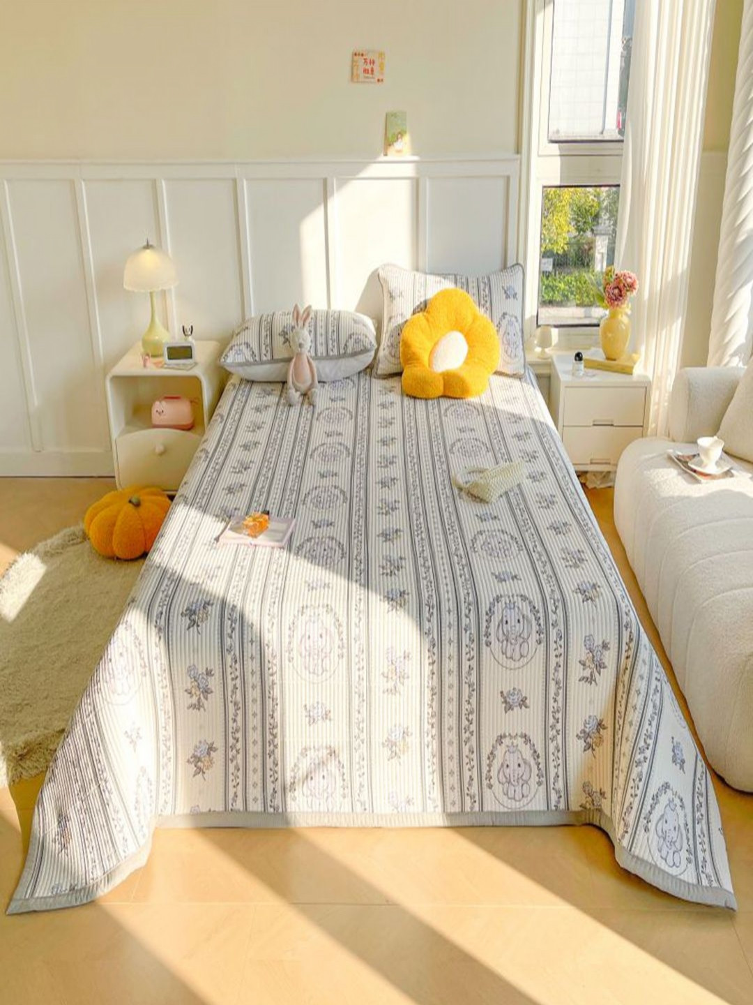 JC HOME White & Grey Cartoon Printed Double Bed Cover With Pillow Covers