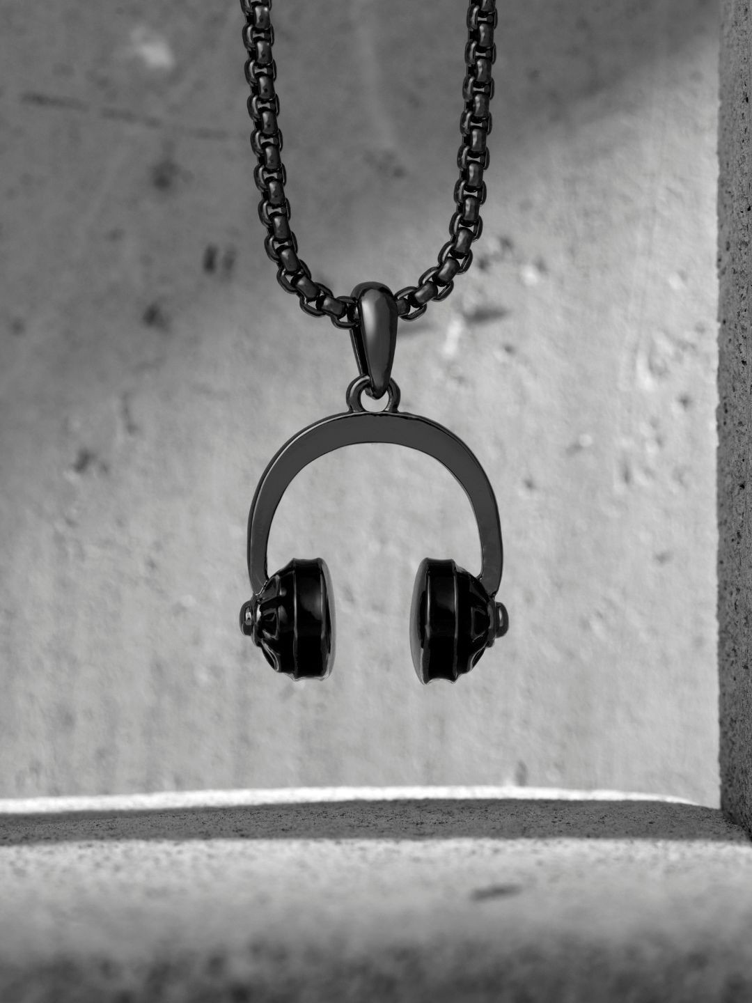 BLACK MAMBA Headphone -Shaped Pendant With Chain