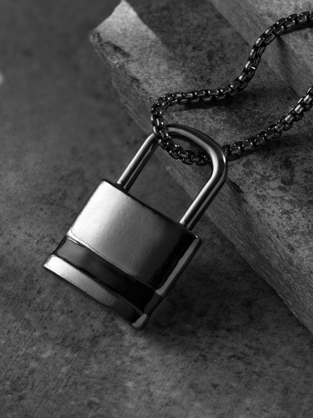 BLACK MAMBA Lock-Shaped Pendant With Chain