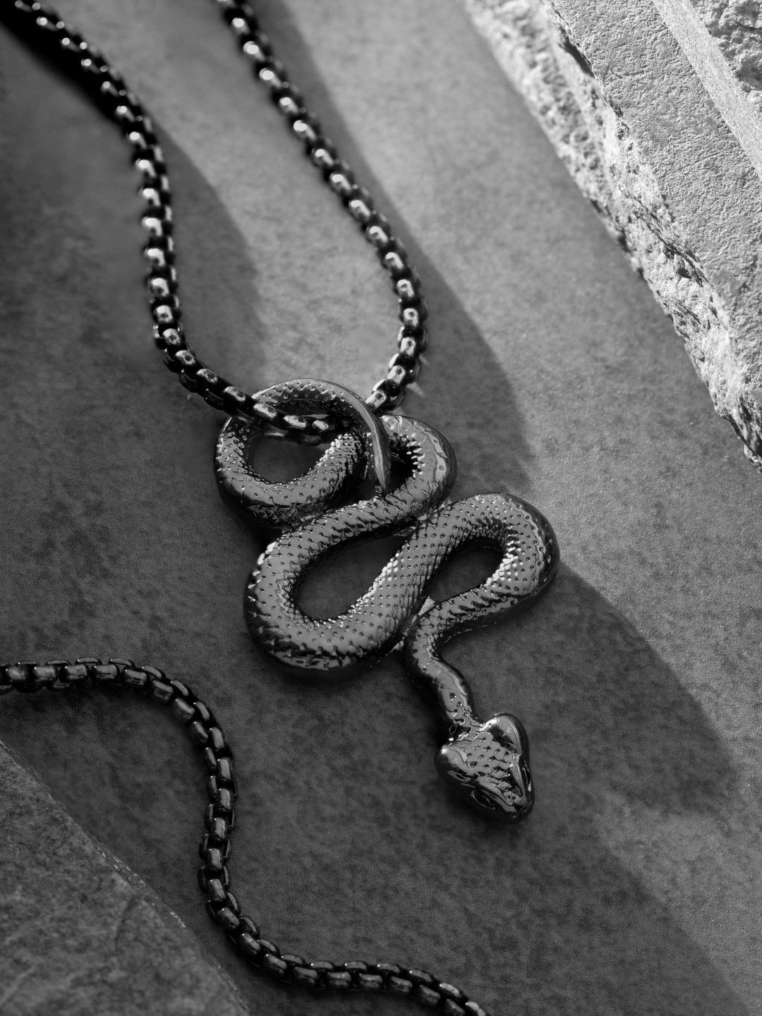 BLACK MAMBA Signature Snake-Shaped Pendant With Chain