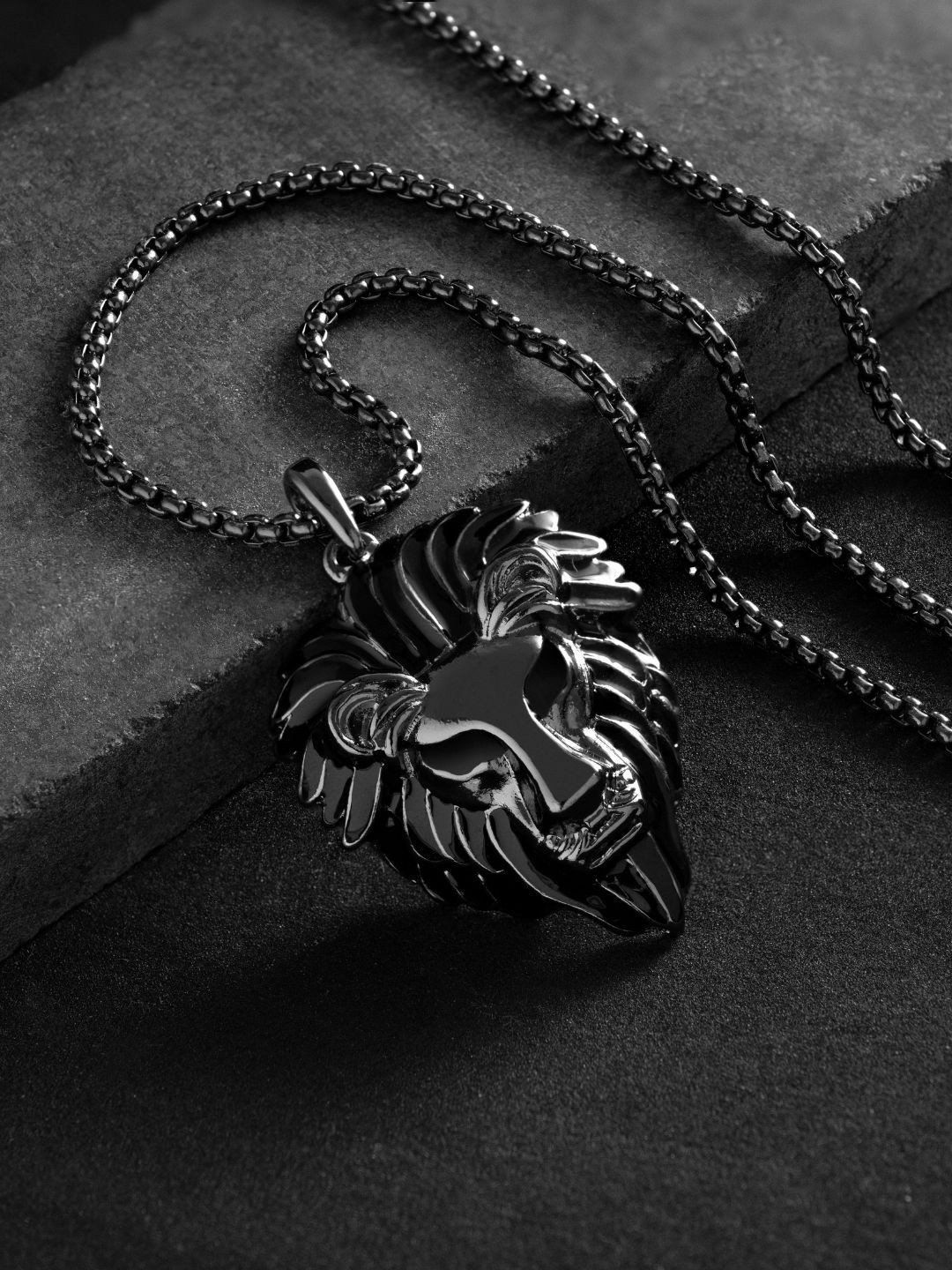 BLACK MAMBA Lion-Shaped Pendant With Chain