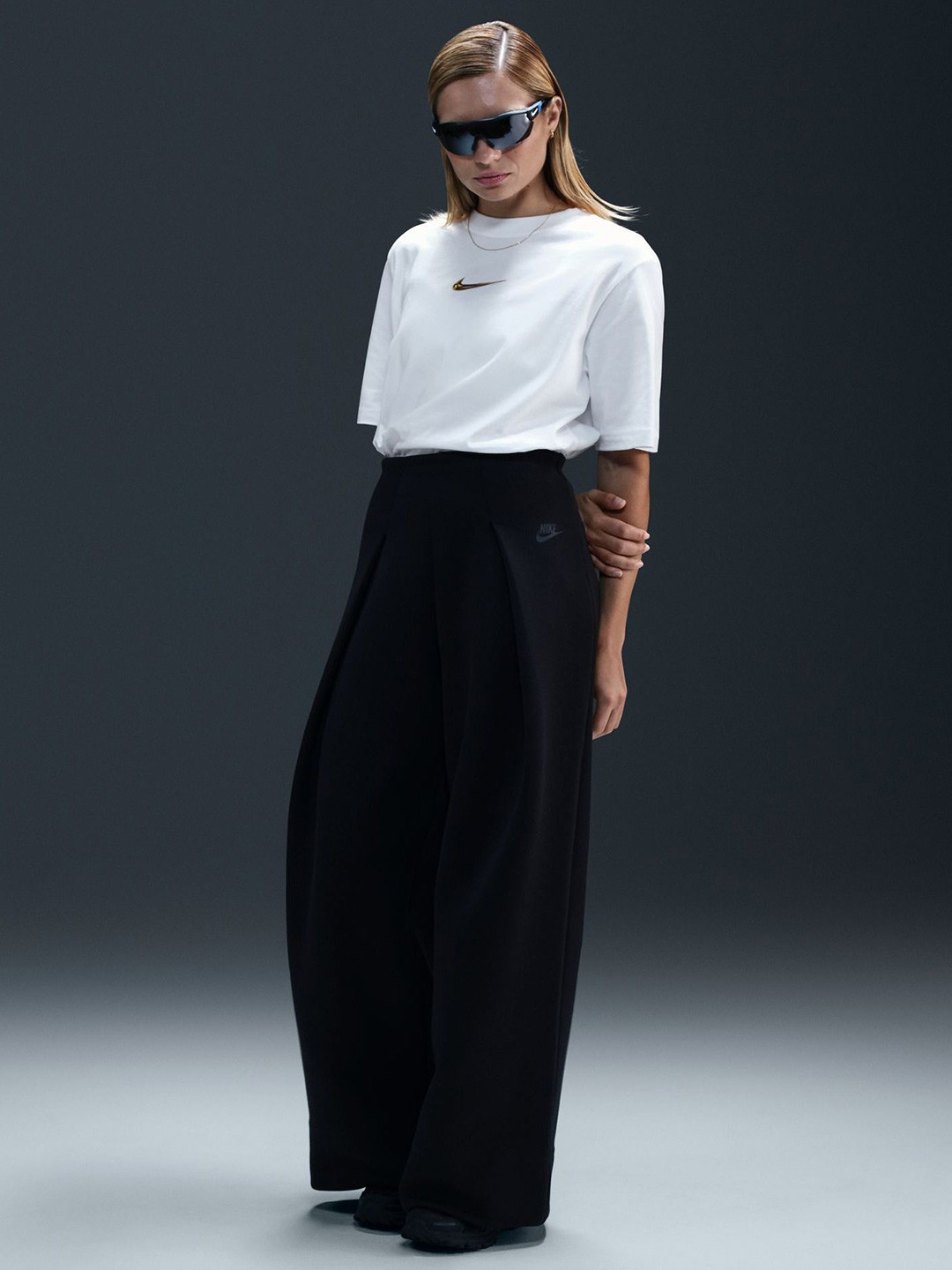 Nike Sportswear Women's Loose Short-Sleeve Graphic T-Shirt