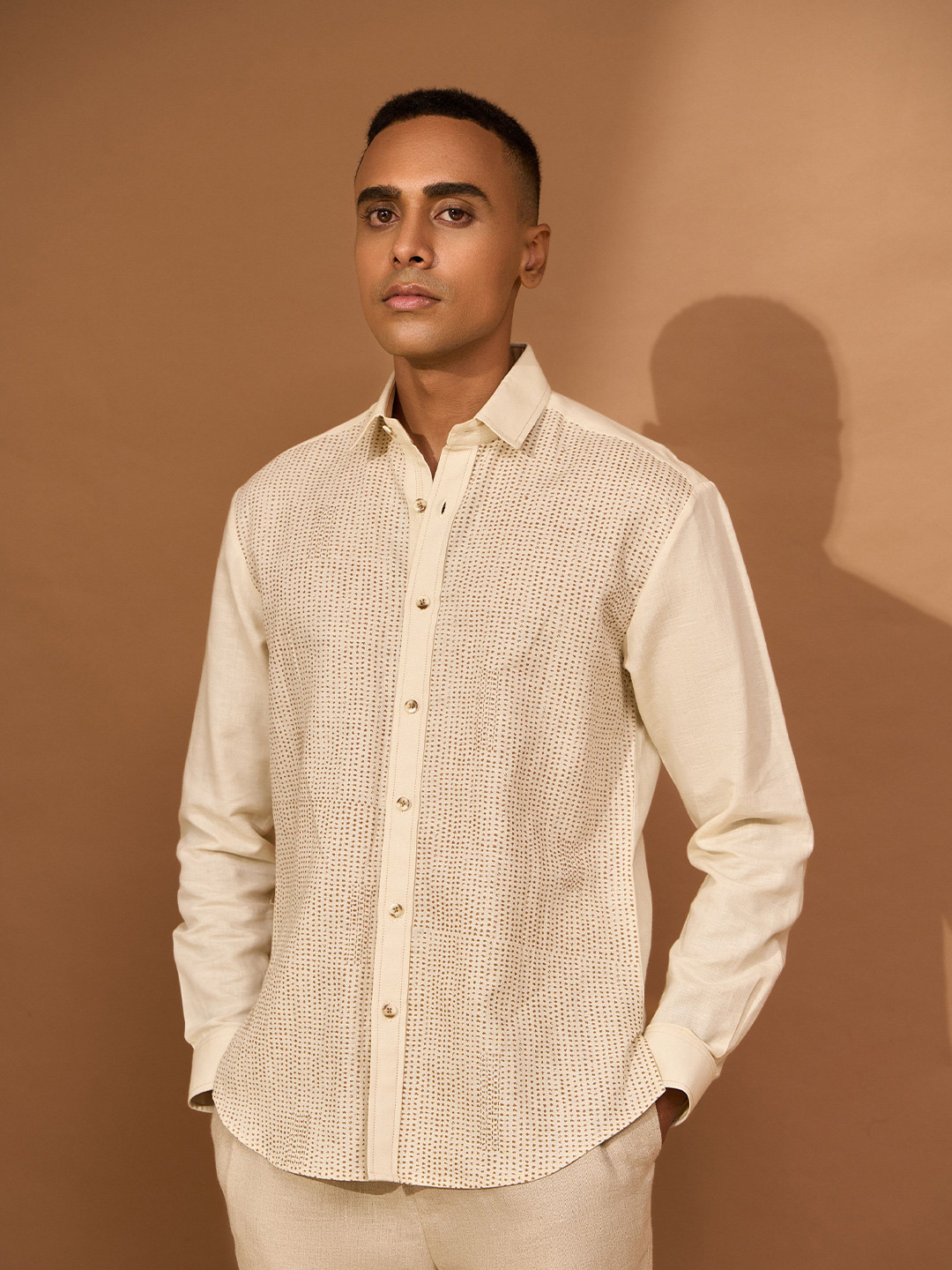 VIVEK KARUNAKARAN Men Spread Collar Micro Ditsy Printed Linen Slim Fit Casual Shirt
