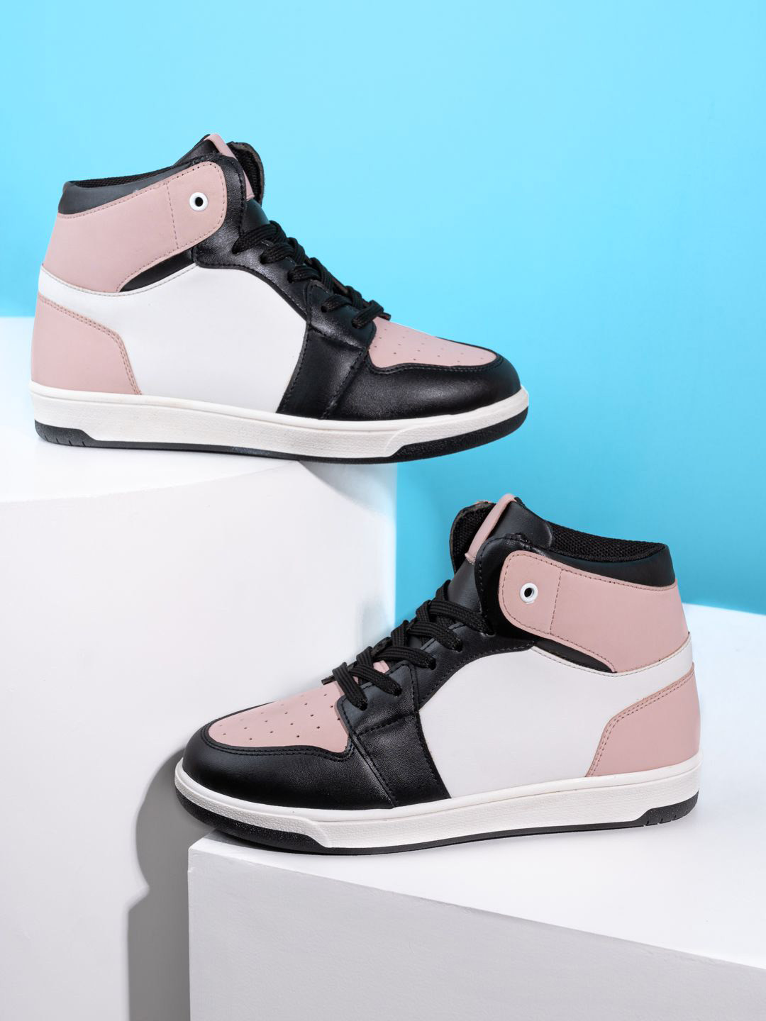 The Roadster Lifestyle Co Women Casual Light Weighted Sneakers