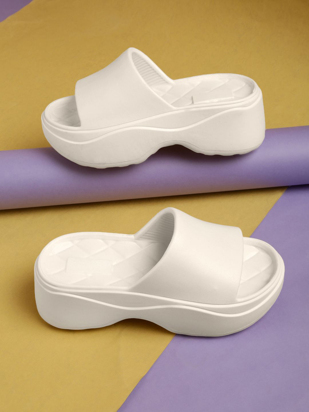 The Roadster Lifestyle Co Women Round Toe Flip Flops