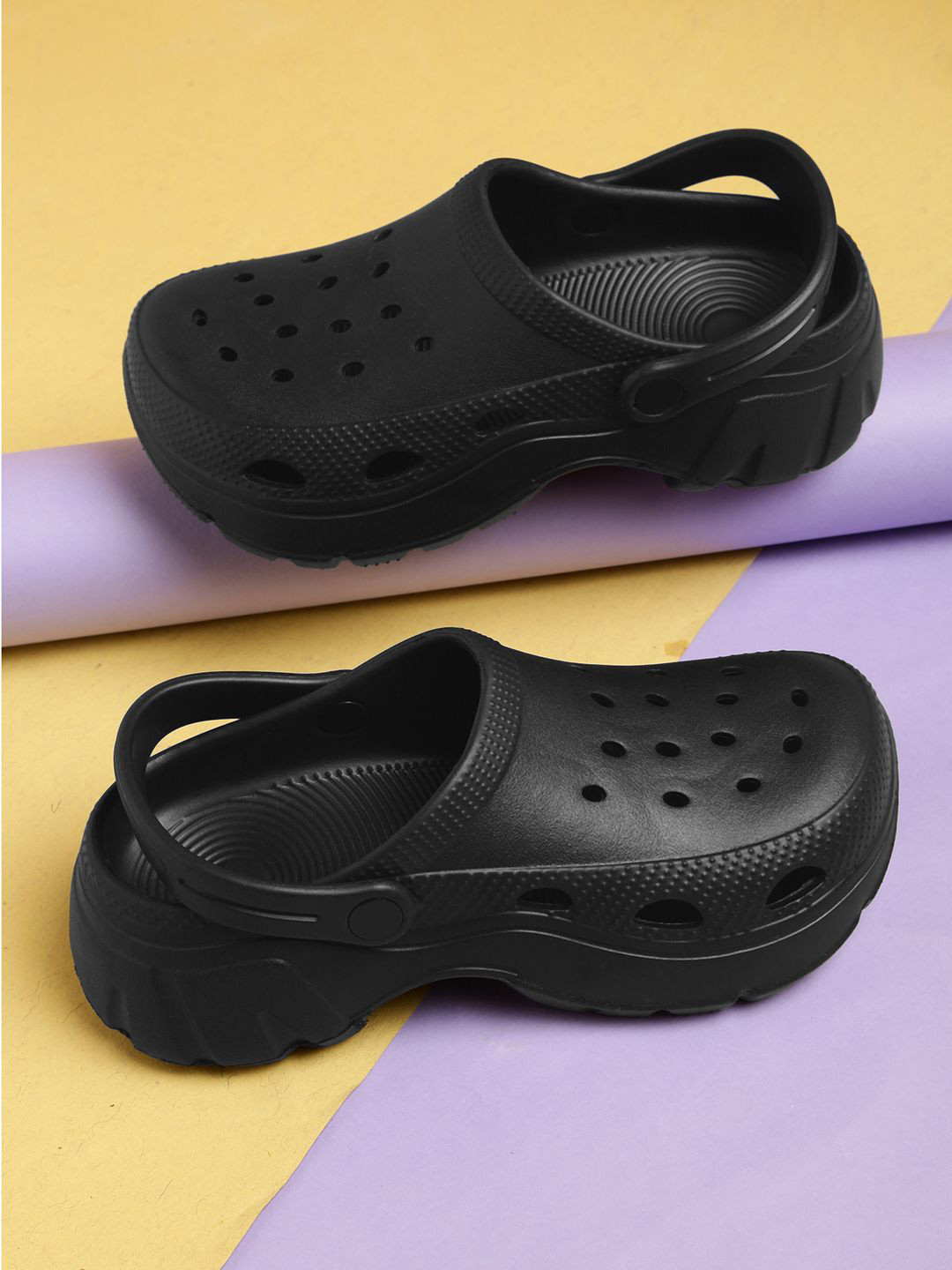 Roadster Women Self Design Patterned Clogs