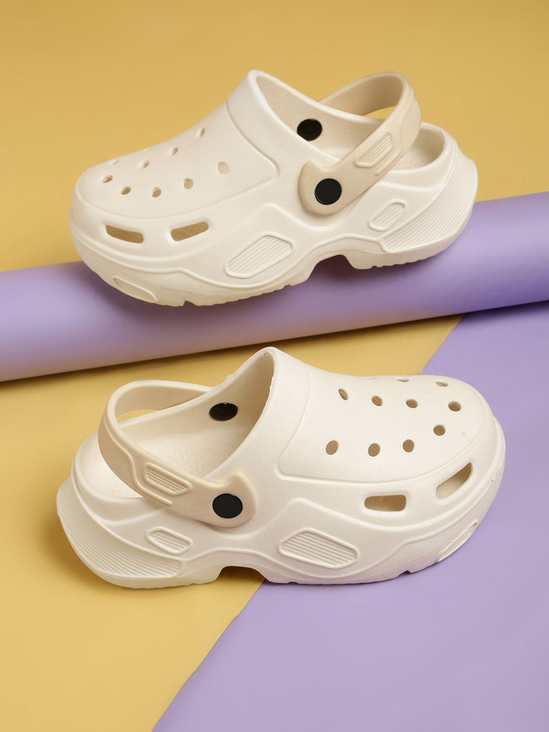 The Roadster Lifestyle Co Women Croslite Patterned Clogs