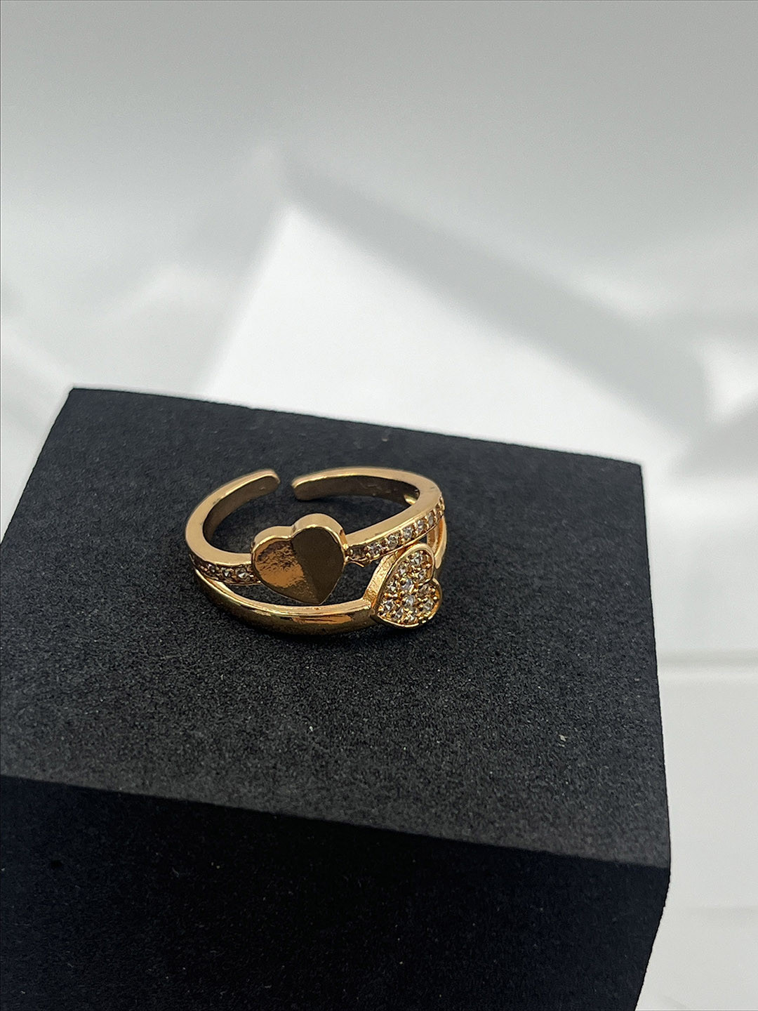 DRAMATIC EFFECT Gold Plated Stones Studded Confused Love Dramatic Ring