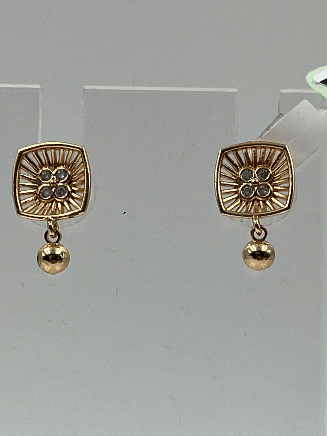 DRAMATIC EFFECT Gold-Plated Contemporary Drop Earrings