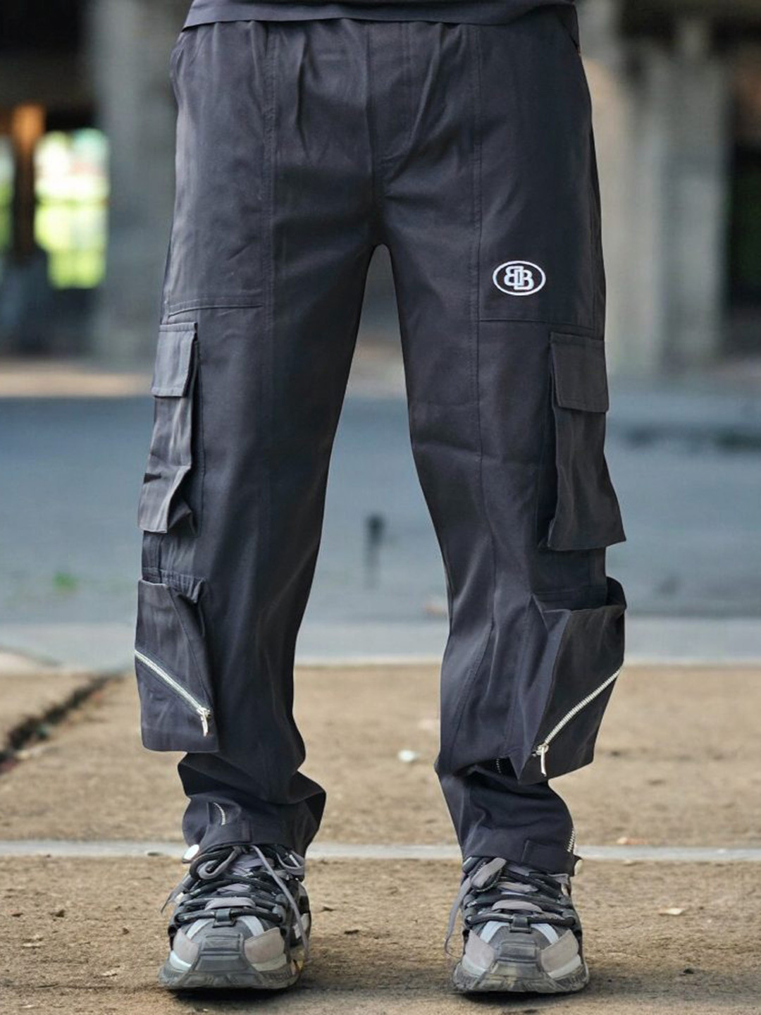 BOTABOCHI Men Relaxed Mid-Rise Cargos Trousers