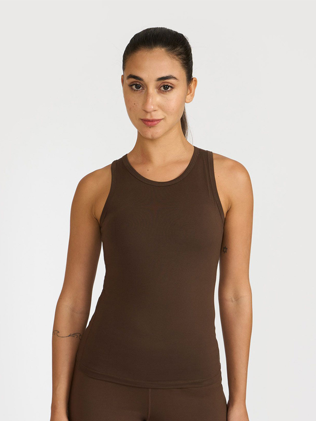 Hunnit Women Slim Fit Activewear Zen Tank Top with Built-In Sports Bra