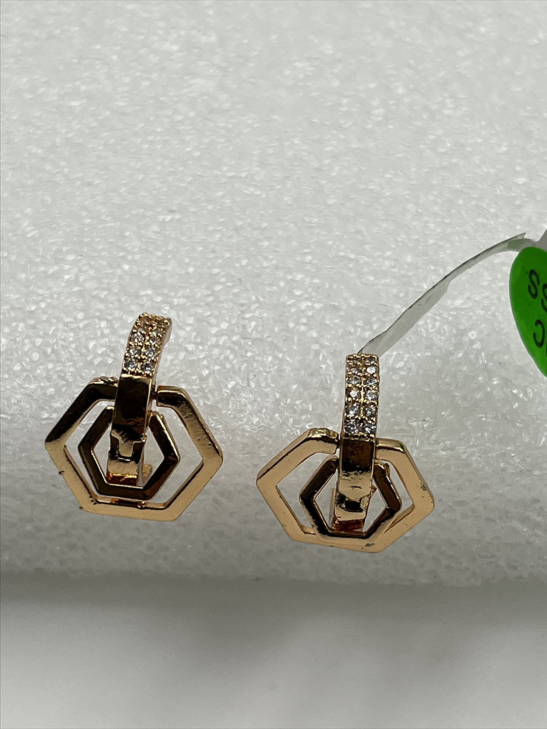 DRAMATIC EFFECT Gold-Plated Contemporary Drop Earrings