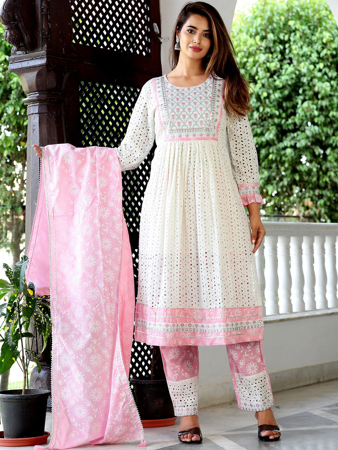 MF Hayat Women Floral Embroidered Regular Kurta with Trousers & With Dupatta