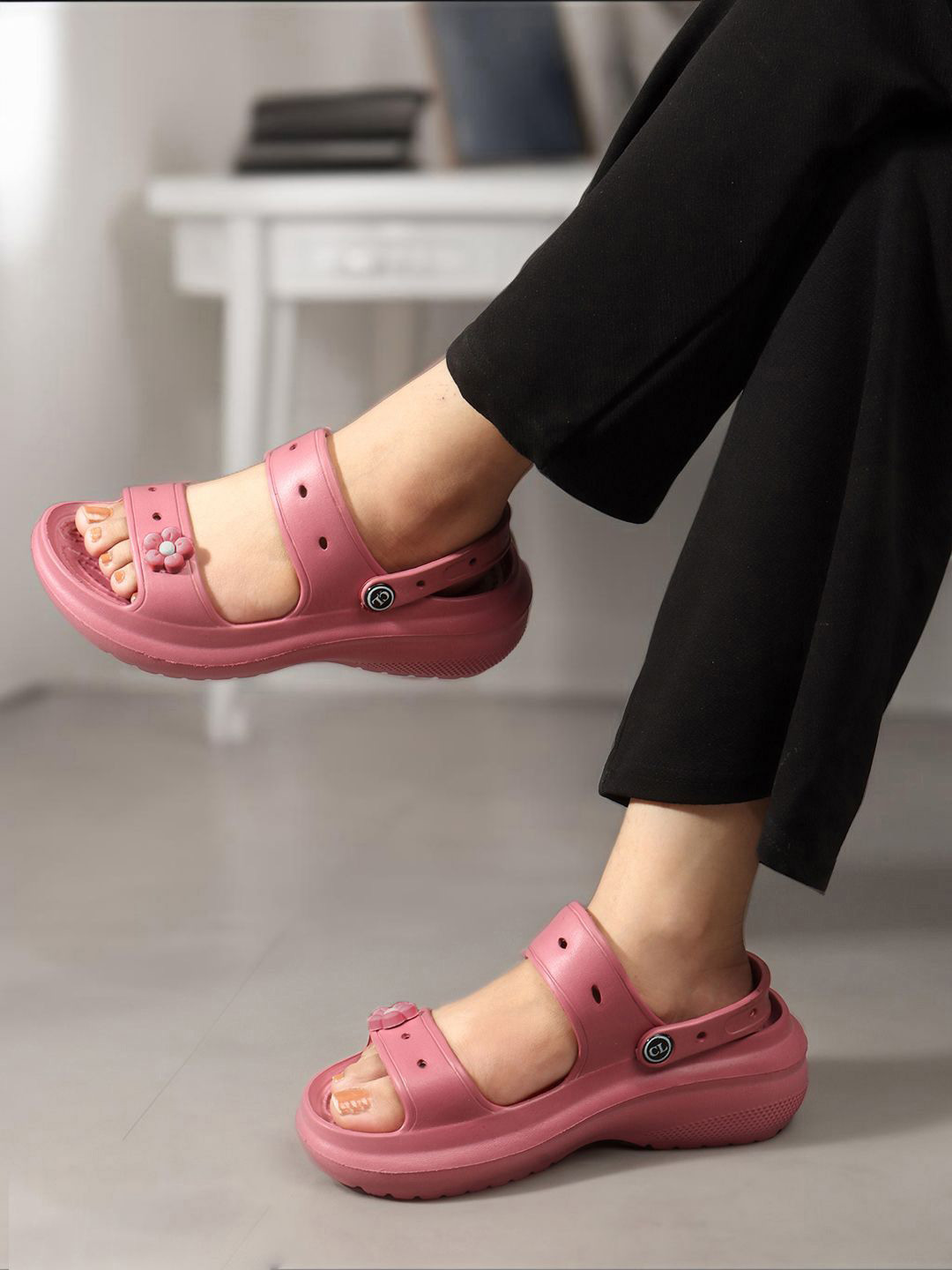 Carlton London Women Solid Rubber Sliders