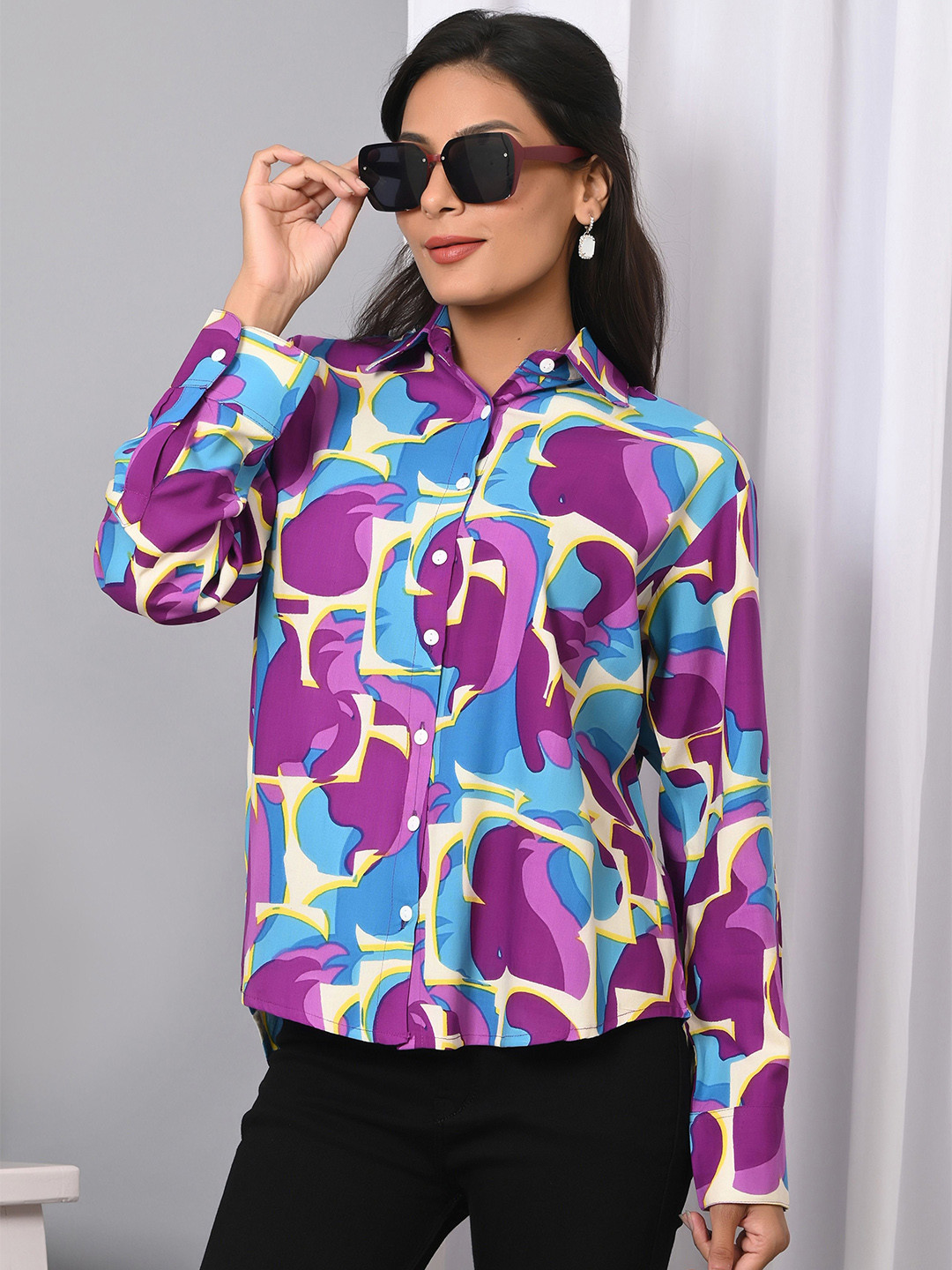 IQRAAR Women Spread Collar Abstract Printed Casual Shirt
