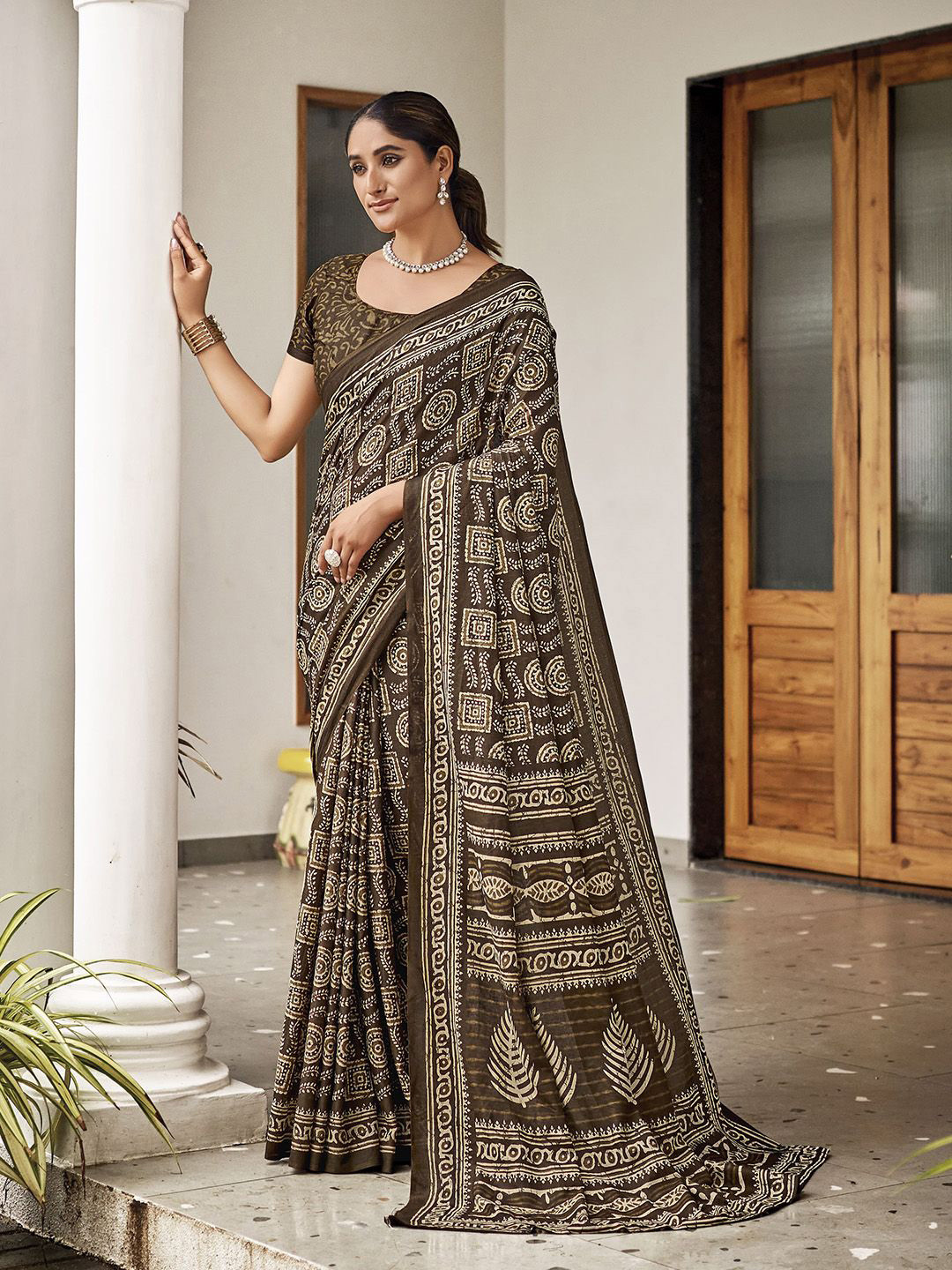 Ishin Solid Geometric Printed Saree