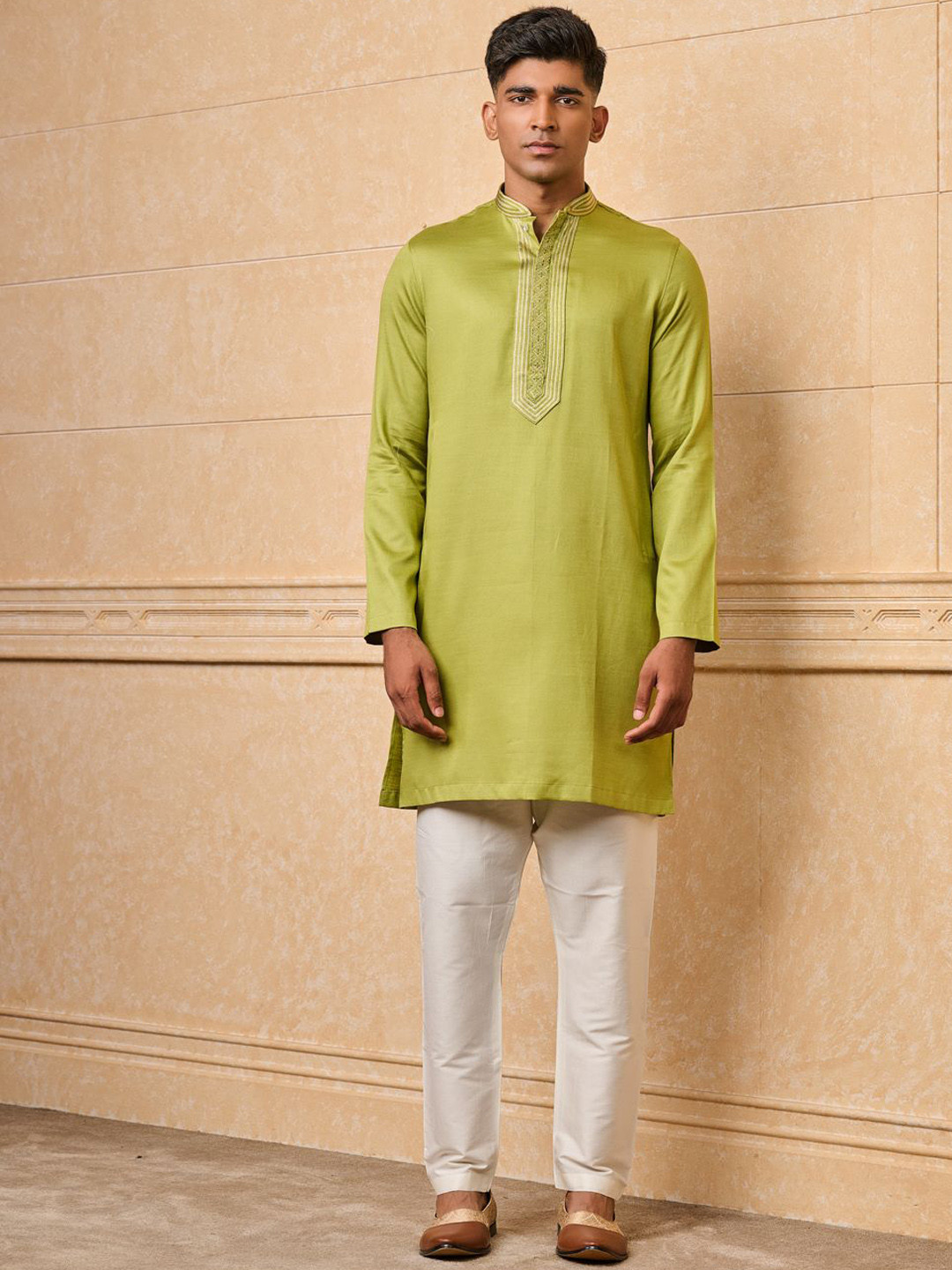Tasva Embroidered Straigt Kurta with Trousers