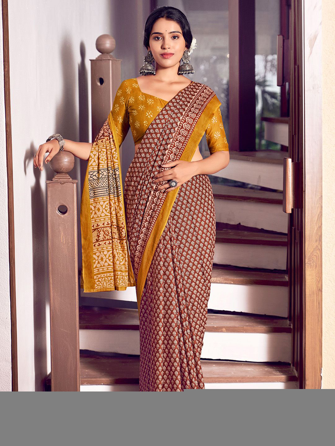 Ishin Floral Printed Saree With Unstichted Blouse Piece