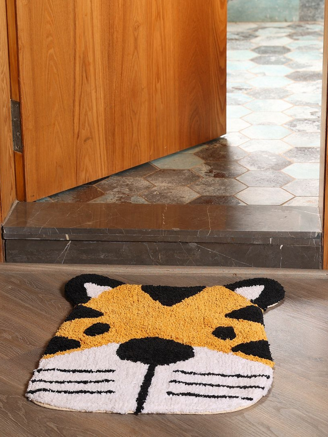 SASHAA WORLD Yellow & White Printed Pure Cotton Tiger Bathmat