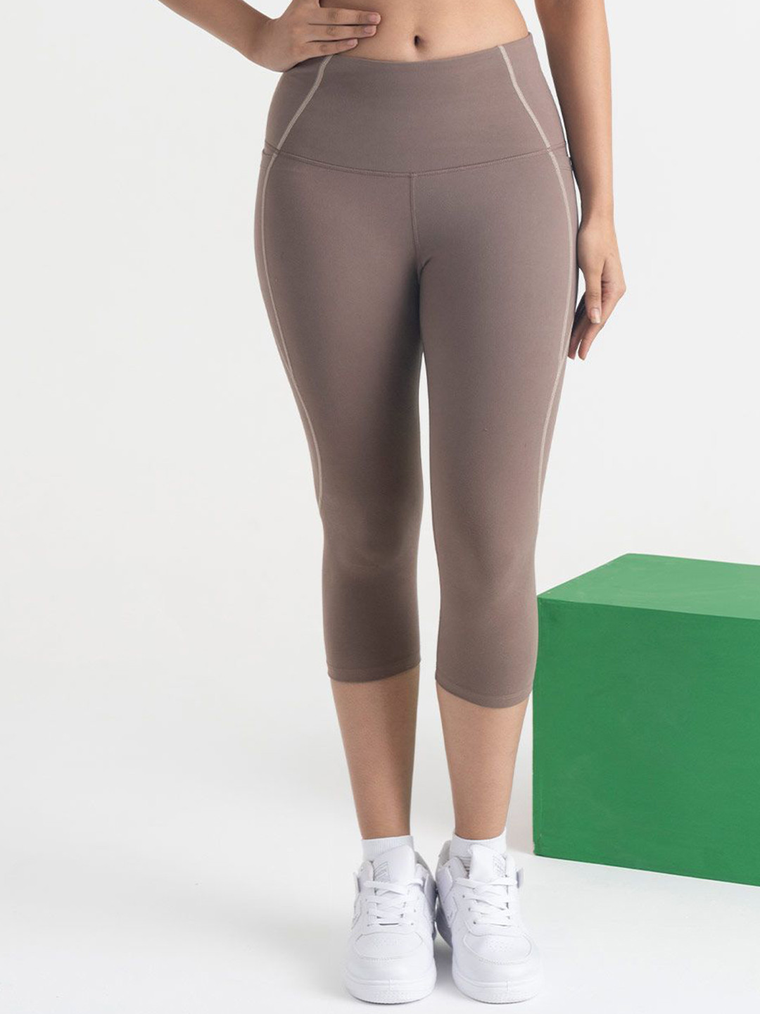 Hunnit Women Yin Yang 3/4 High Waist Active Wear Capri Leggings