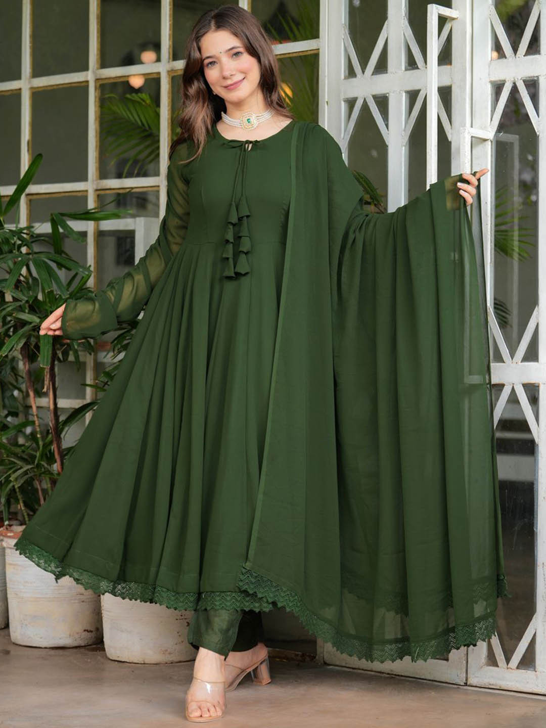 Emaira Women Regular Thread Work Kurta with Trousers & With Dupatta
