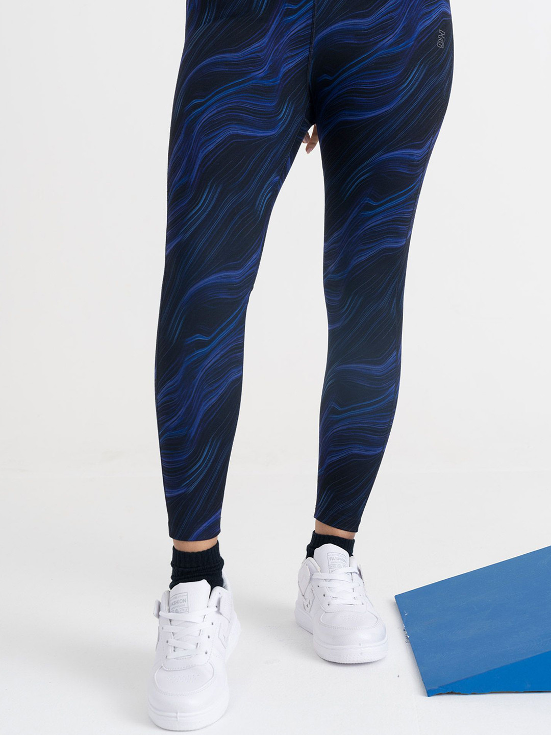 Hunnit Women Cosmic Waves High Rise Stretchable Workout Activewear 7/8 Leggings
