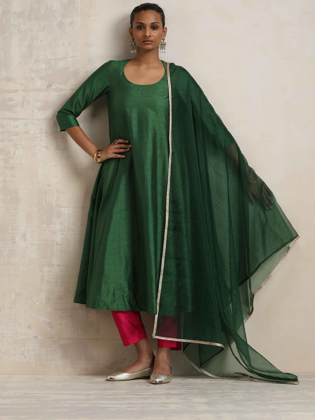 trueBrowns Round Neck Panelled Kurta with Trousers & Dupatta