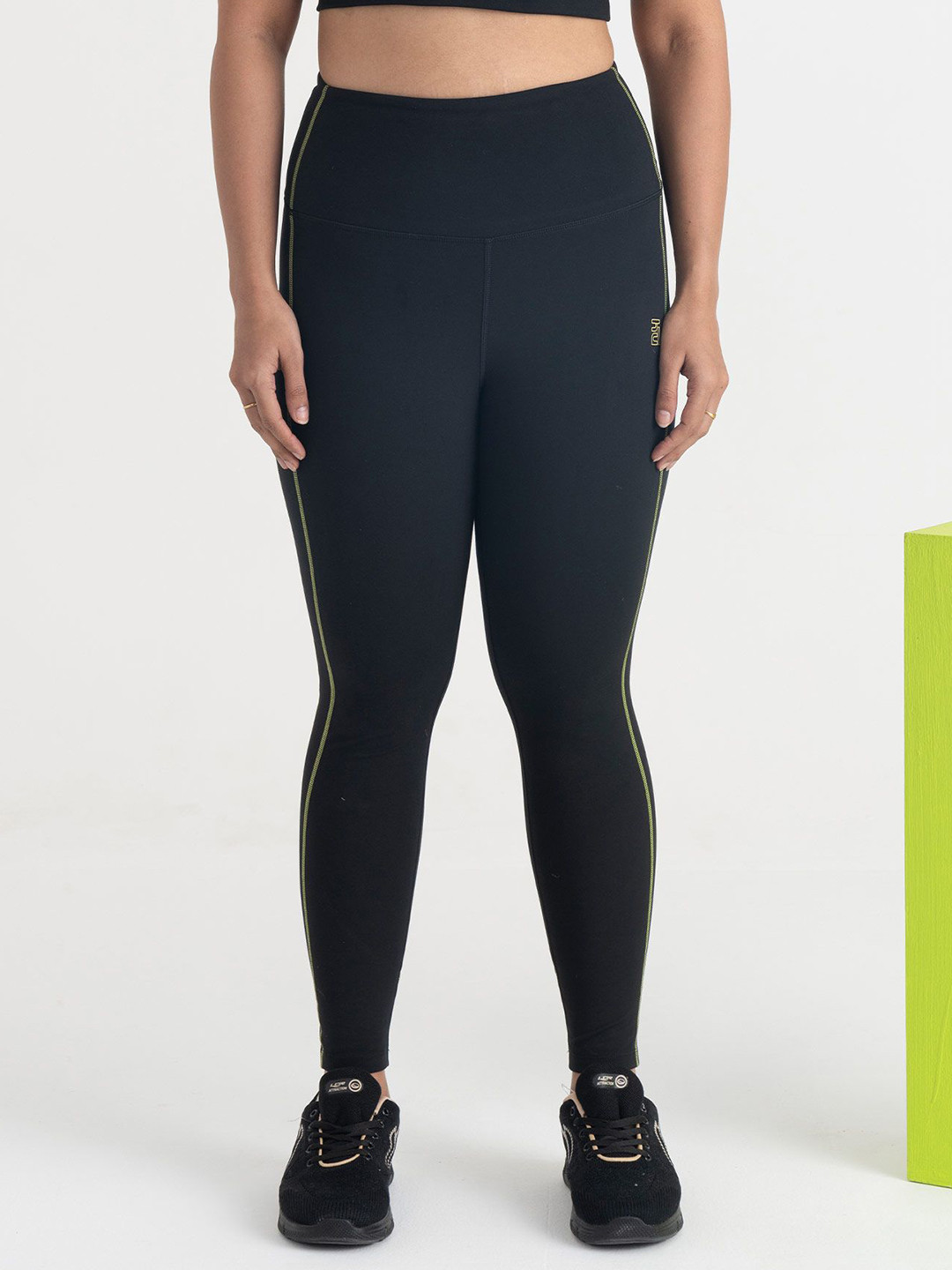 Hunnit Women Yin Yang High Rise Pull On Stretchable 7/8 Activewear Sports Leggings