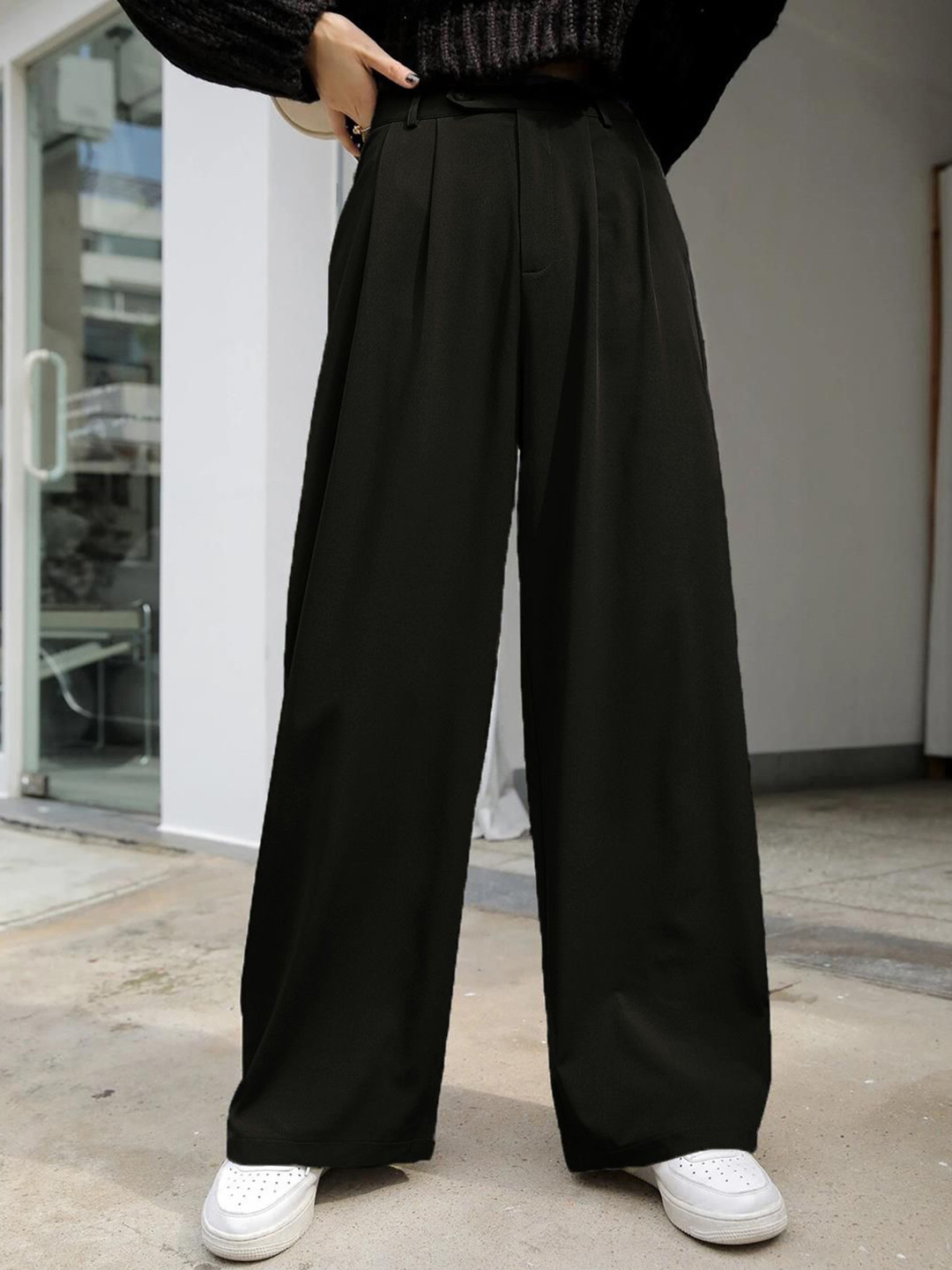 Kotty Women Relaxed Straight Leg Straight Fit High-Rise Easy Wash Pleated Trousers
