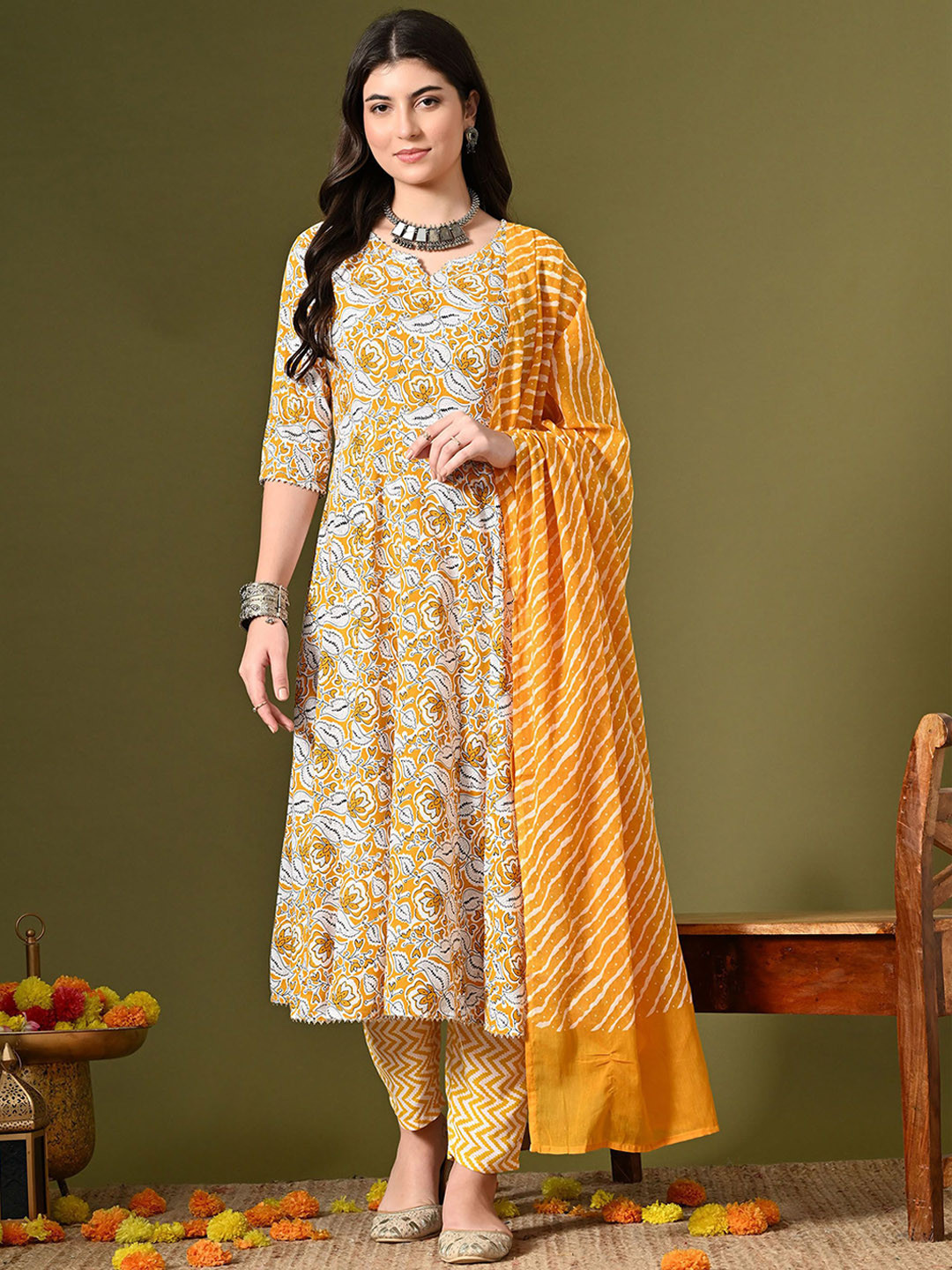ANNSH APPAREL Floral Printed A-Line Kurta With Palazzos & Dupatta