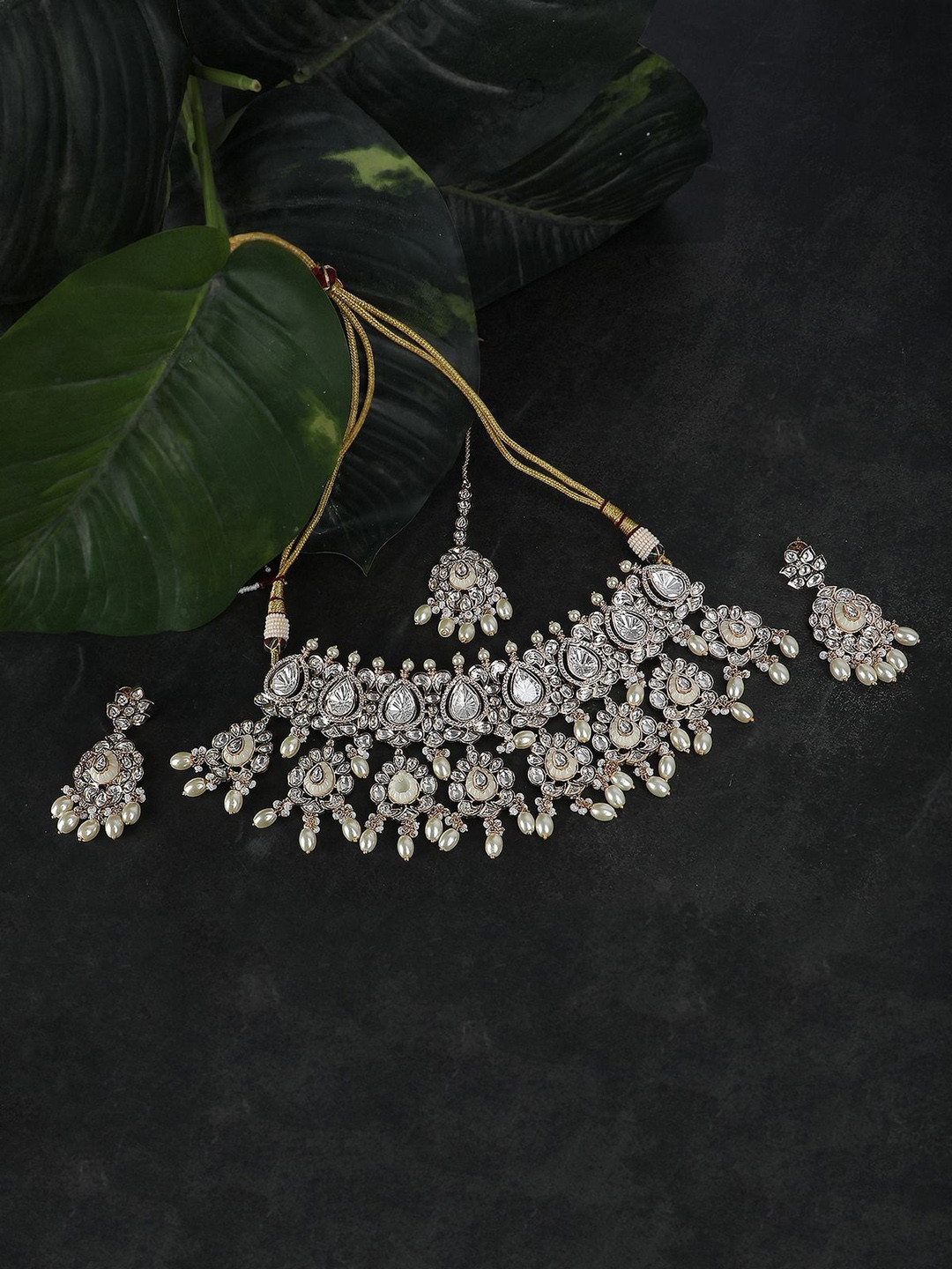 AURAA TRENDS  Gold Plated Stone Studded & Peral Beaded Jewellery Set