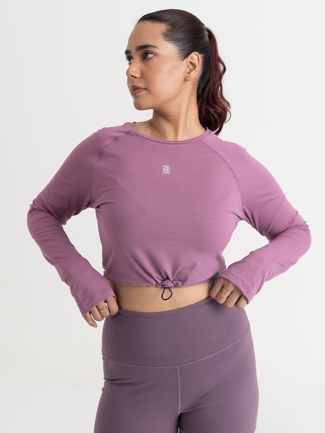 Hunnit Women Zen Full Sleeves Solid Regular Fit Round Neck Crop Top