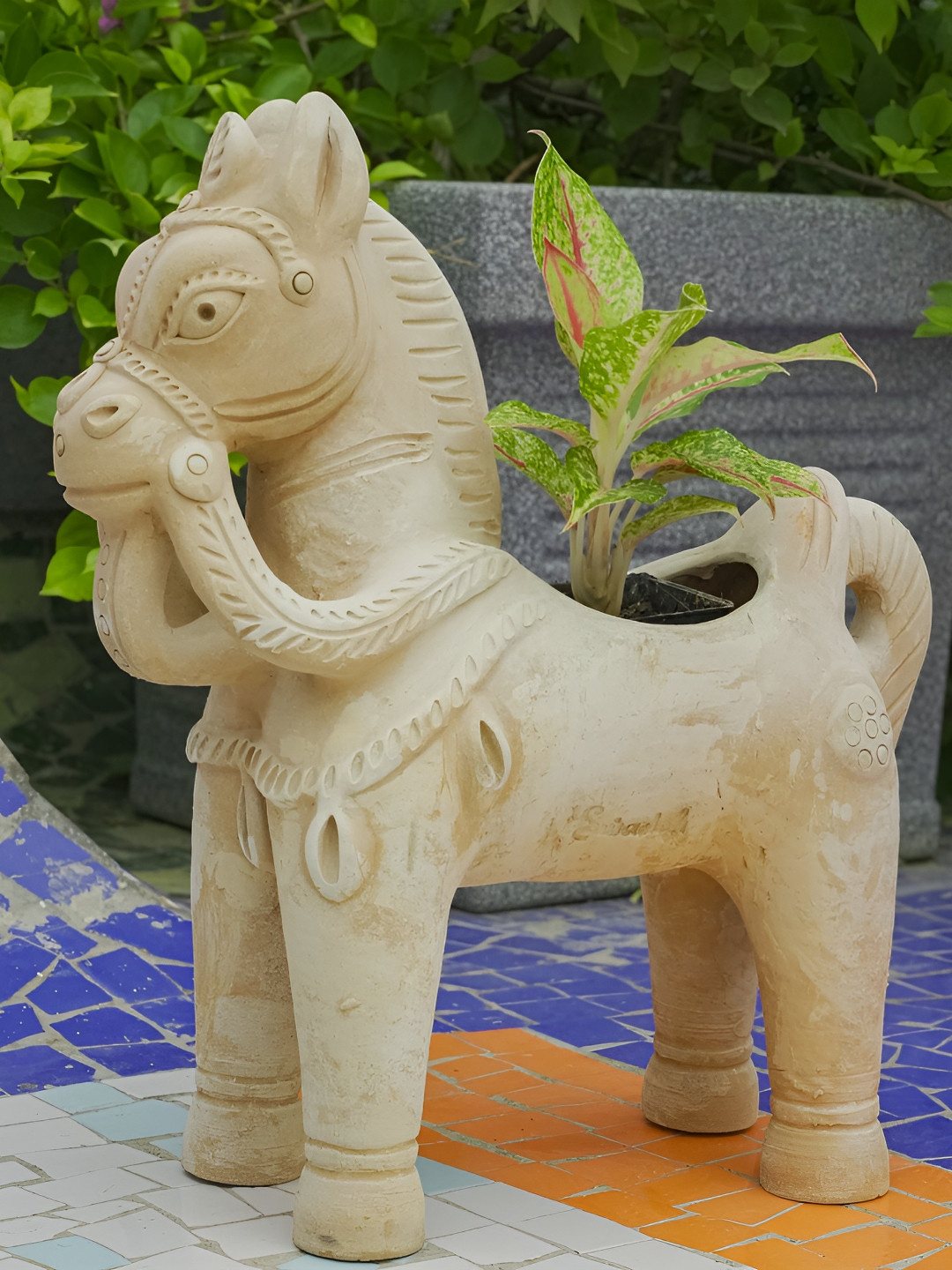 Swadeh Horse Pasture Clay Planter