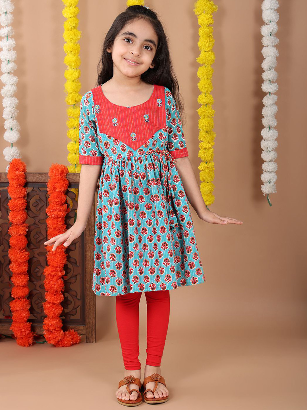 Sangria Girls Floral Printed Thread Work Pure Cotton Kurta With Leggings
