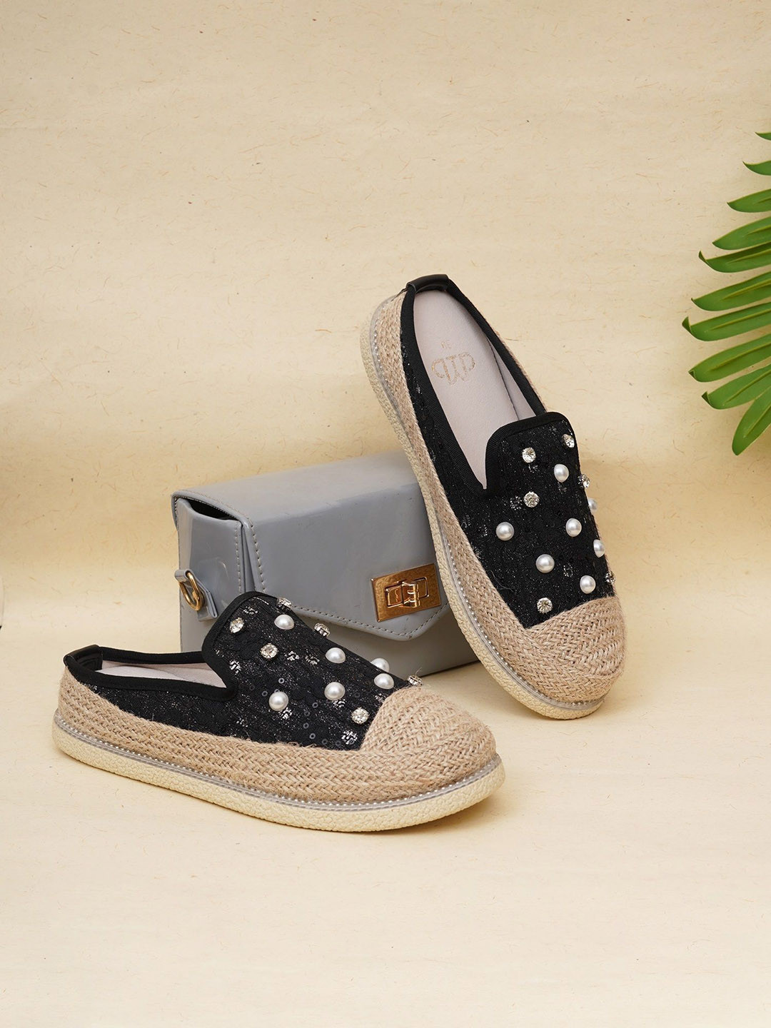 THE WHITE POLE Women Woven Design Lightweight Loafers