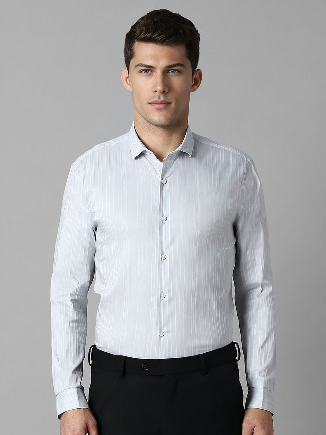 Louis Philippe Sport Men Super Spread Collar Vertical Striped Cotton Slim Fit Formal Shirt