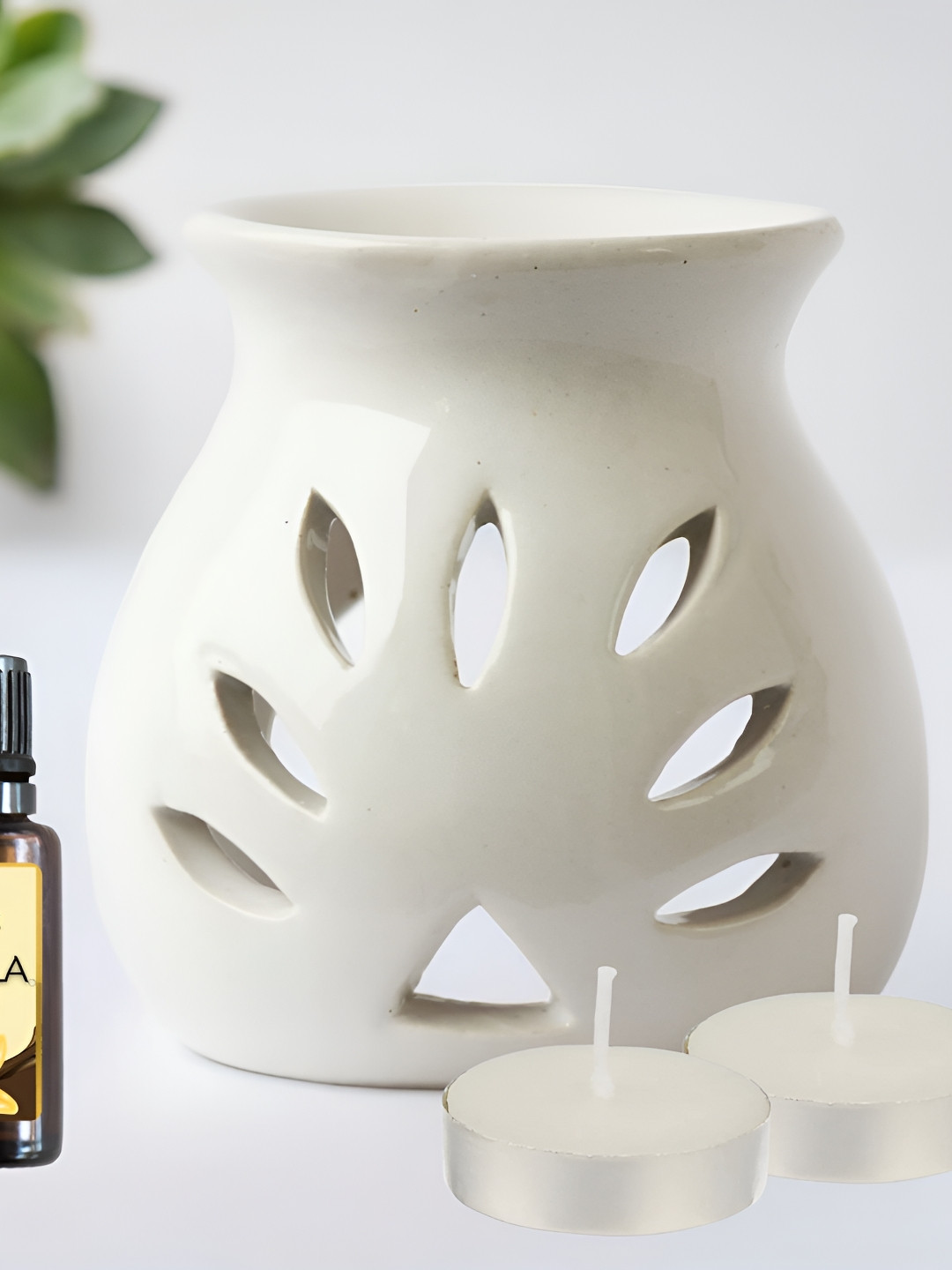 Brahmz White 4 Pieces Candle With Tealights And Vanilla Oil Ceramic Aroma Diffusers
