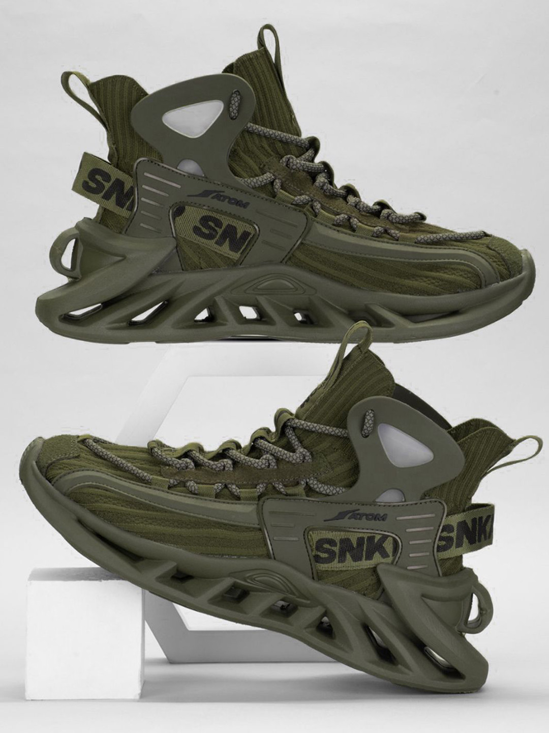 Atom Men Lace-Ups Woven Design Sneakers